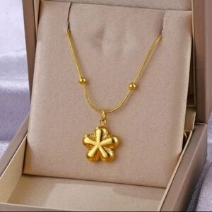 Elegant 18K Gold Plated Flower Pendant Necklace